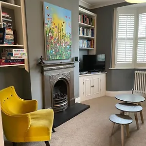  Apartment Period Two-bed House, Next To River And United Kingdom